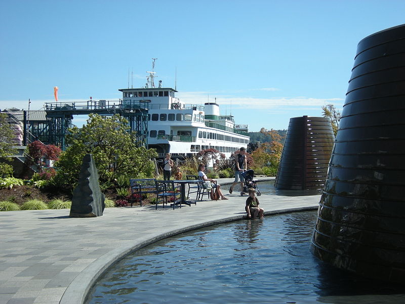 Bremerton,_WA_-_Wa_State_Ferry_from_Harborside_Fountain_Park